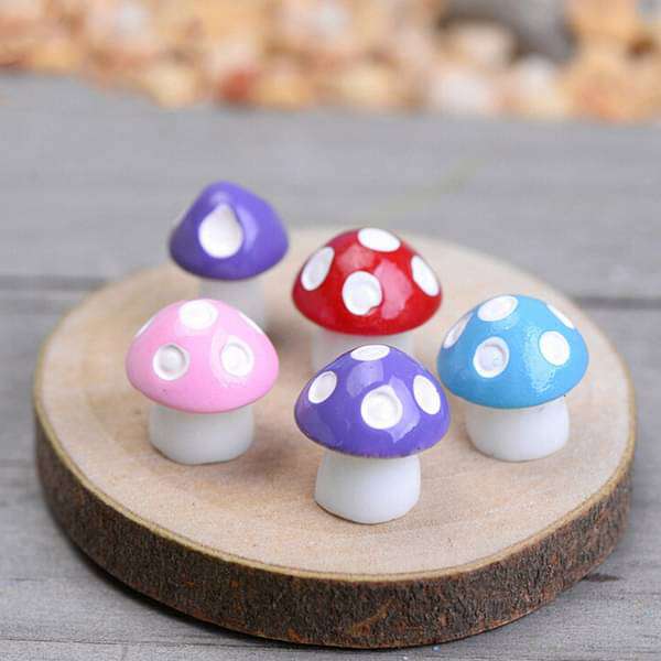 Mushrooms plastic miniature garden toys (Random colors) - 8 Pieces