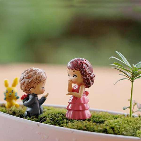 Propose couple plastic miniature garden toys - 1 Pair