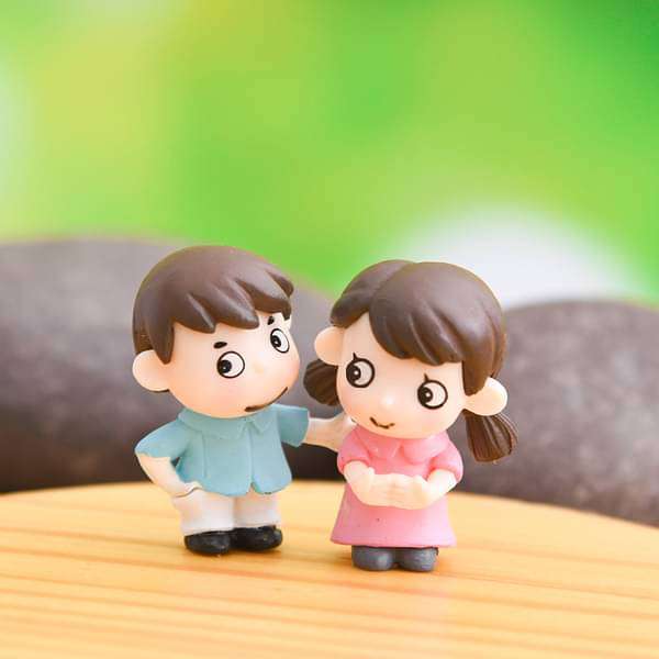 Shy couple plastic miniature garden toys - 1 Pair